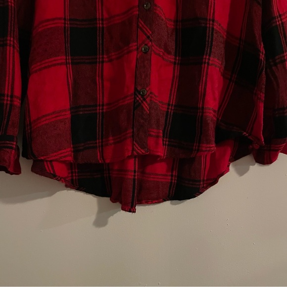 Women’s Hi-Low Buffalo Plaid Button Up - Picture 4 of 8